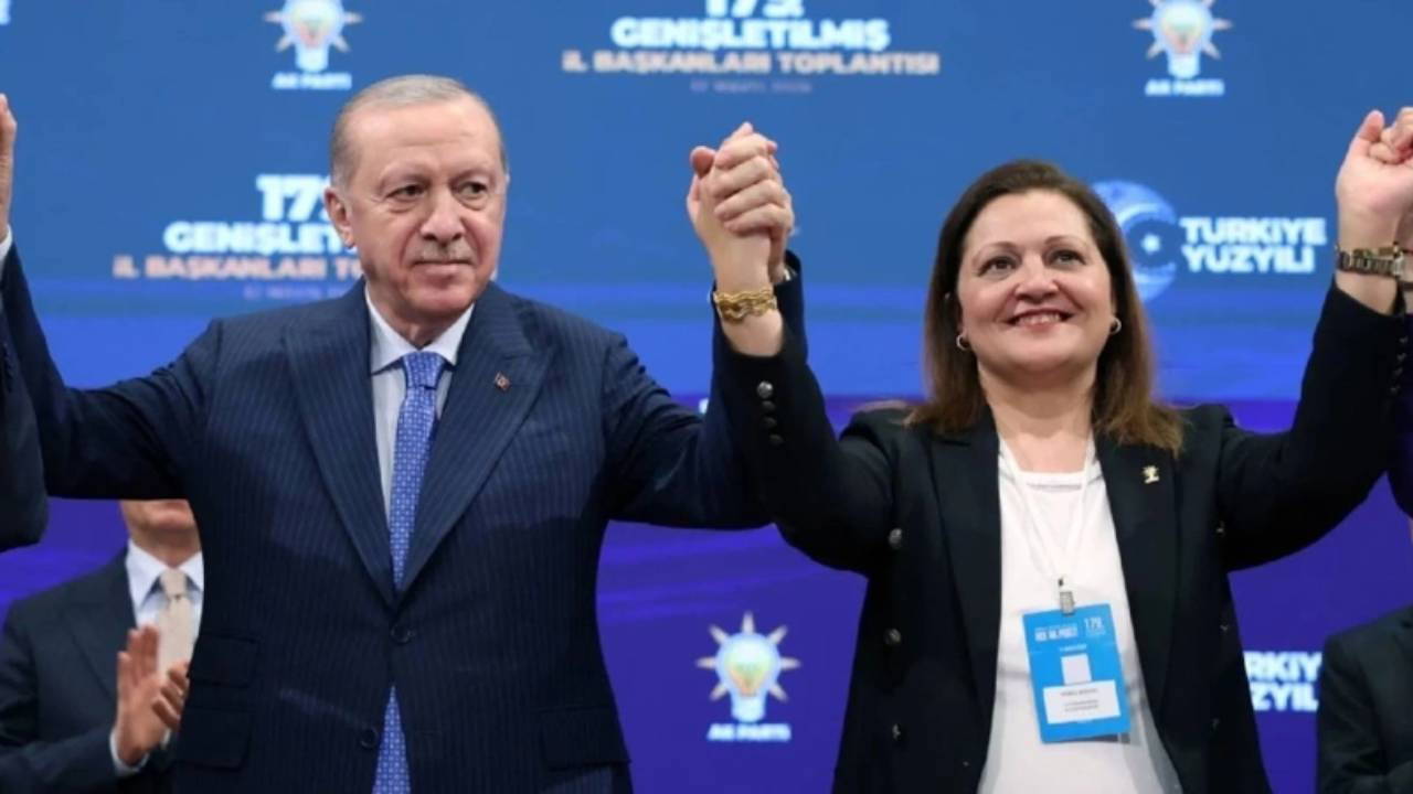 AKP'li Burcu Köksal'ın WhatsApp hesabında 'durum' kazası: Torpil mesajları ortaya saçıldı