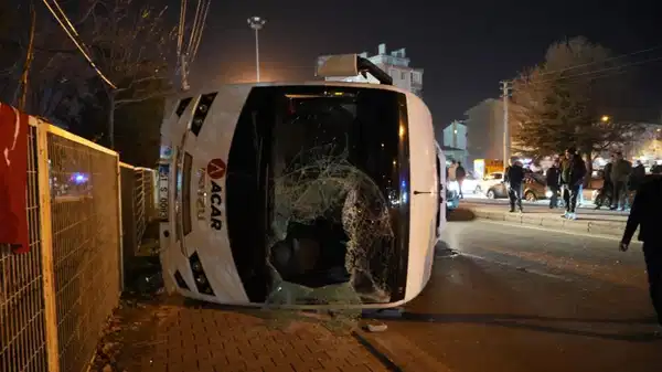 Niğde’de işçi servisi ile otomobil çarpıştı: 11 yaralı