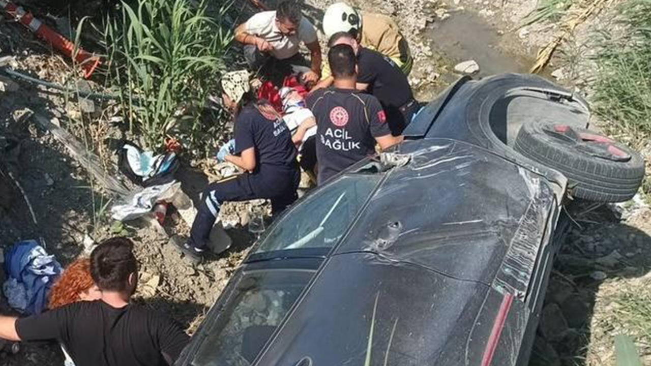 Hatay'da otomobil kanala devrildi: Yaralılar var