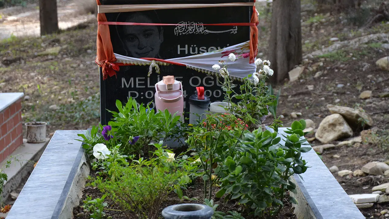 Mezarlıktan çiçek çalındı: Ailesi şikayetçi oldu