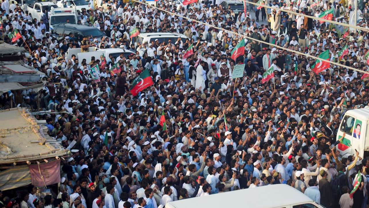 Pakistan’da tansiyon yükseldi: İmran Han için binlerce kişi İslamabad’a yürüyor