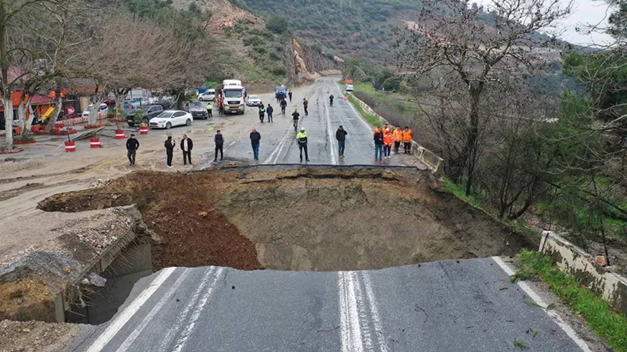 Selçuk-Aydın yolunda çökme: İzmir'de sağanak hayatı felç etti