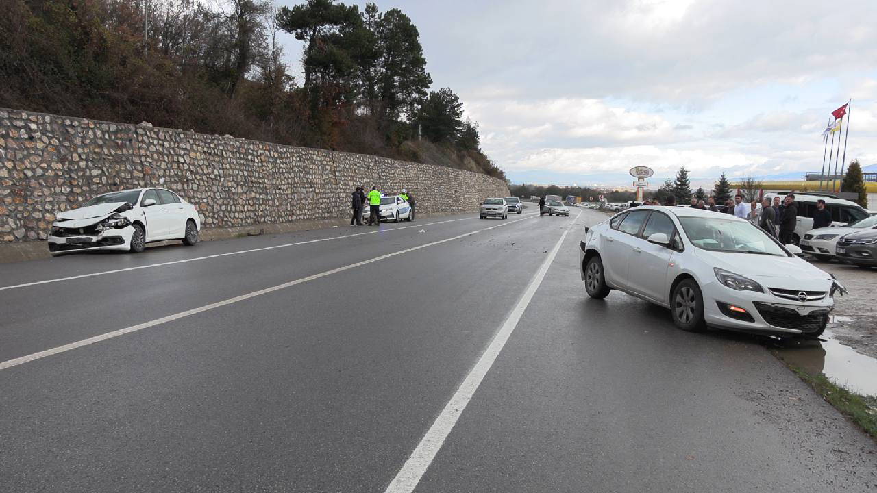Bolu'da üç otomobil birbirine girdi... Yaralılar var!