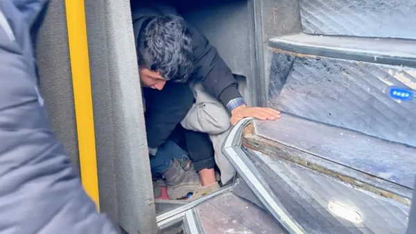 Boş yolcu otobüsünün bagajından 53 kaçak göçmen çıktı