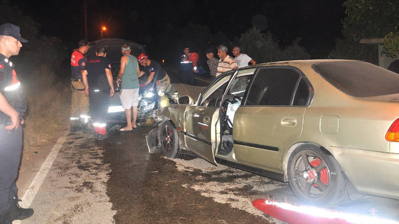 İzmir'de feci kaza... İki otomobil çarpıştı: Yaralılar var!