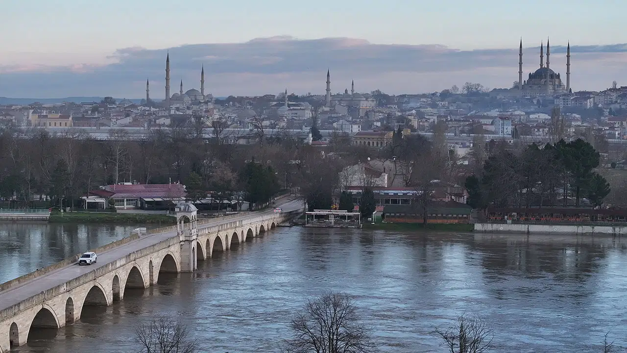 Edirne’de taşkın tehlikesi zayıflıyor: Kırmızı alarm yerini turuncu uyarıya bıraktı