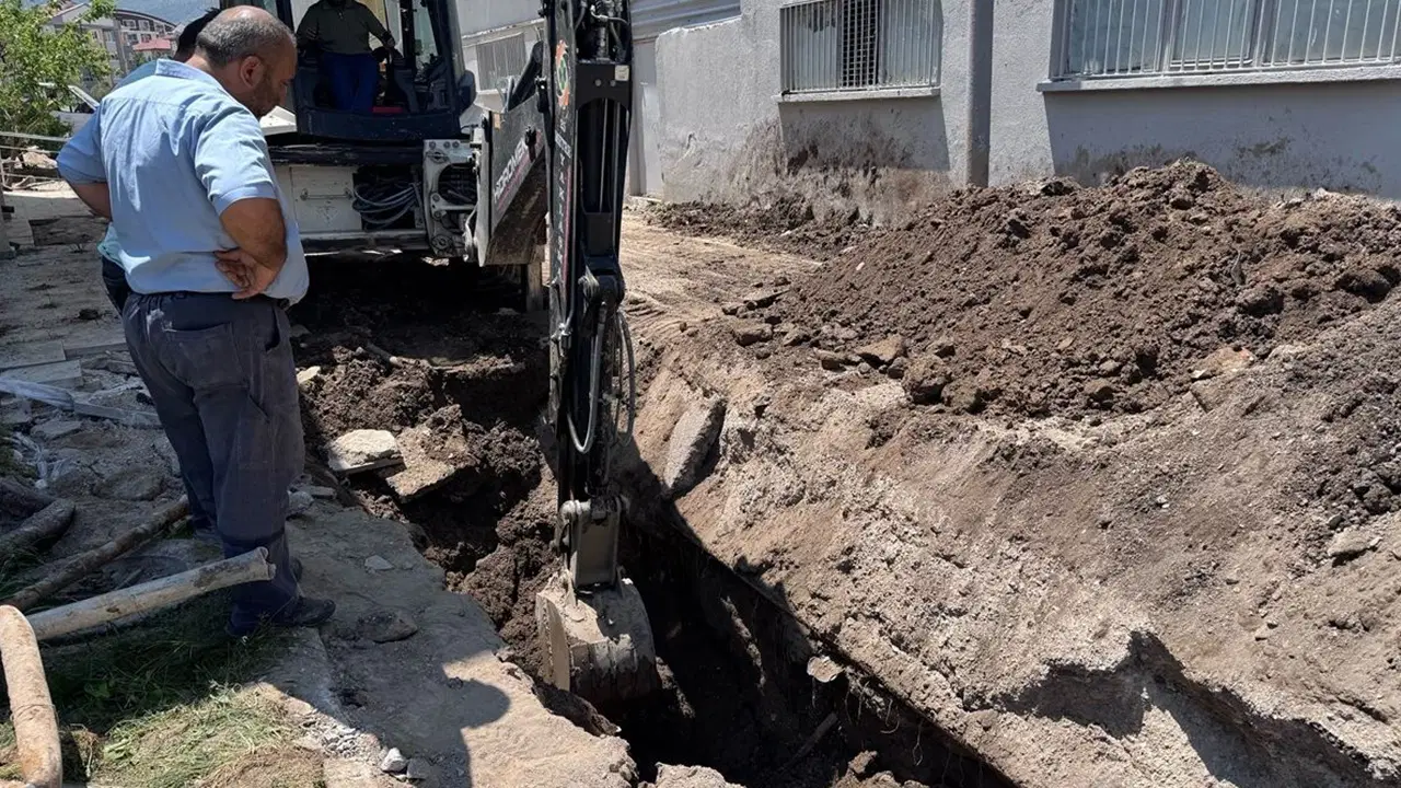 Isparta'da kanalizasyon hattı çalışmasında göçük: 1 işçi yar