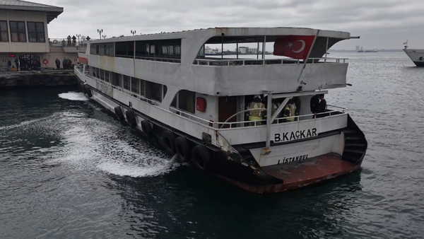 Kadıköy'de yolcu teknesinde korkutan yangın