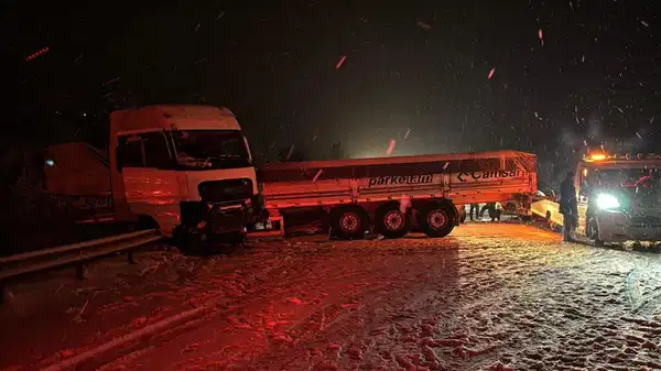 Ortalık savaş alanına döndü: 7 araç birbirine çarptı, trafik durma noktasına geldi!