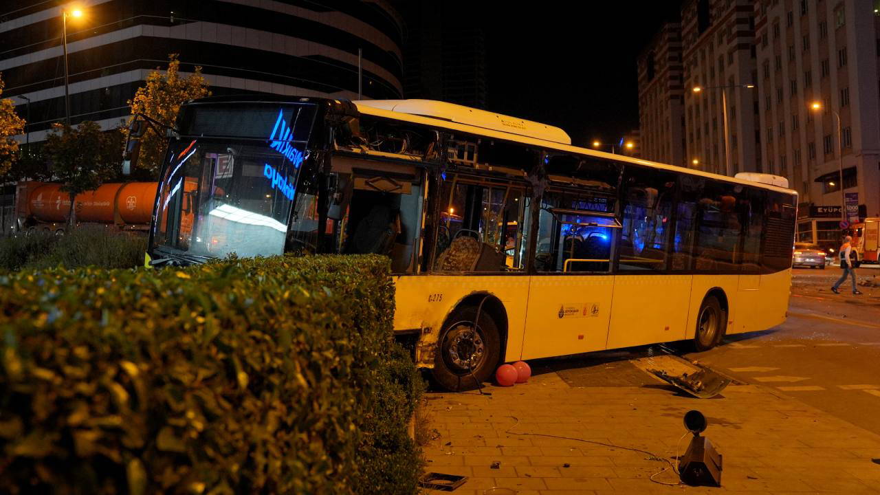 İstanbul'da feci kaza... İETT otobüsü ile otomobil çarpıştı: Yaralılar var!