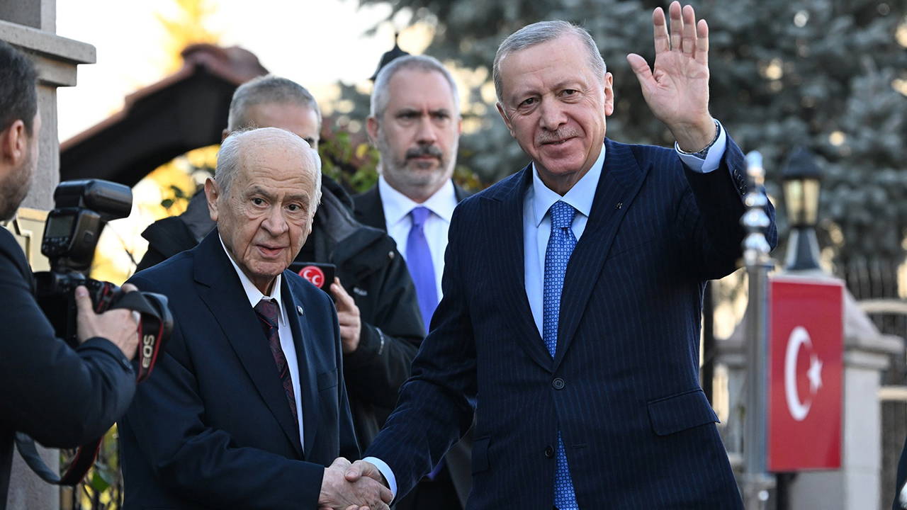 Devlet Bahçeli 29 Ekim resepsiyonuna katılmadı... Kulisler hareketlendi: AKP yeni ittifak arayışı içinde mi?