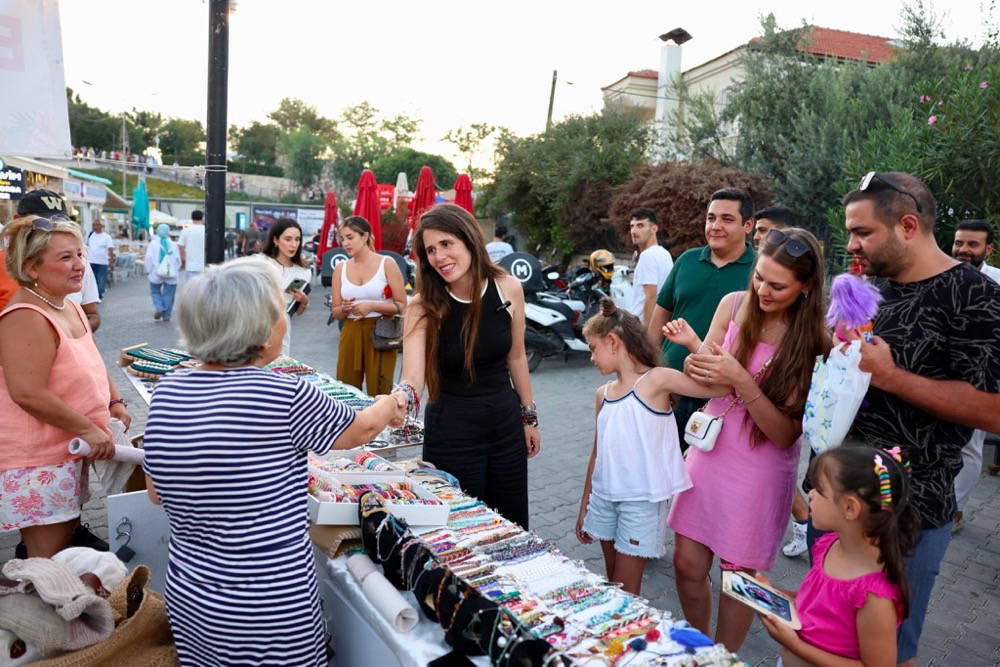 Çeşme’de kadın emeği gece pazarlarında hayat buluy