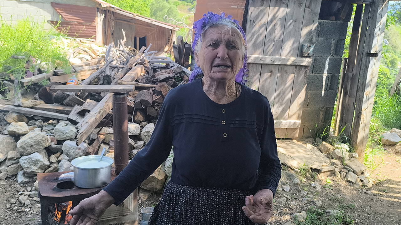 Sumbas'ta depremzedeler hala çadır ve barakalarda yaşıyor... 86 yaşındaki depremzede isyan etti: 'Param yok diye sokaklarda mı yaşayacağım?'