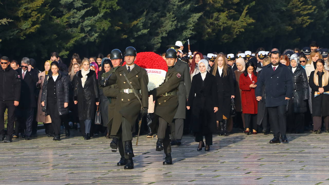 Bakan Göktaş, kadınlarla Anıtkabir'i ziyaret etti