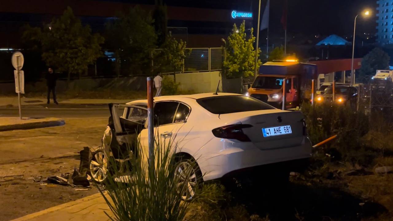 Sancaktepe’de 3 araç kazaya karıştı: Yaralılar var
