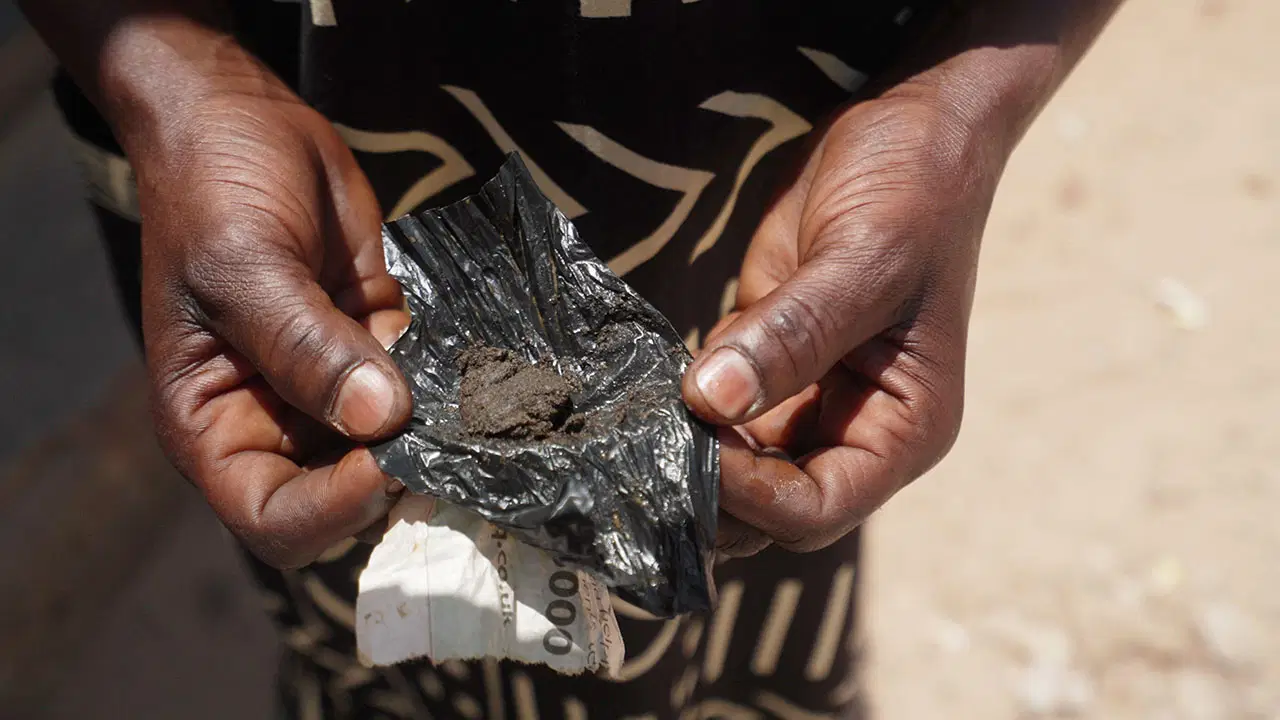 'Taba bağımlısıydım, bebeğimi kaybettim': Tütün tozunun karanlık yüzü