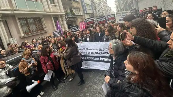 Şişli’de çöp konteynerinde başsız halde cansız beden bulundu, kadınlar vahşete karşı eylem yaptı: Erkek değil gerçek adalet