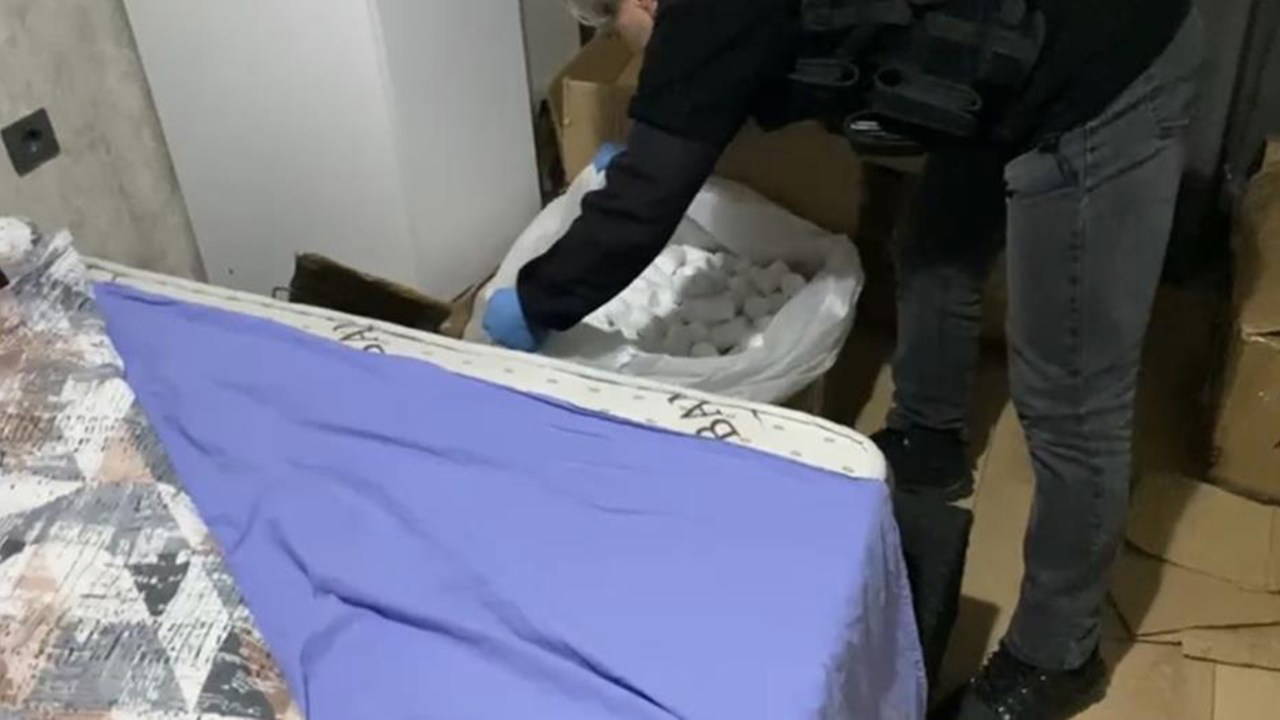 Yatak odasına istiflenmiş 103 bin adet uyuşturucu hap ele geçti