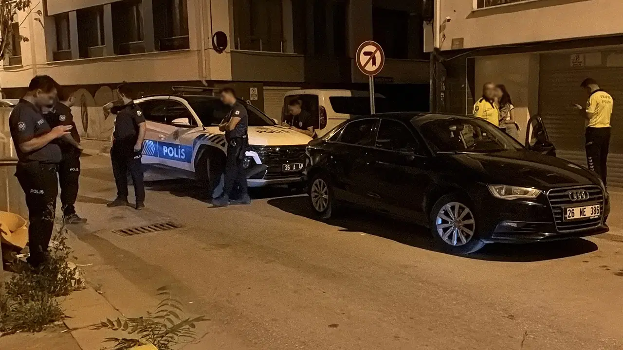 Eskişehir'de 'dur' ihtarına uymayan sürücü arkadaşlarını araçta bırakıp polisten kaçtı