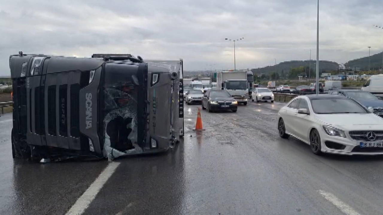 İstanbul'da 'sağanak' etkisi: Kazalar, trafik yoğunluğuna neden oldu