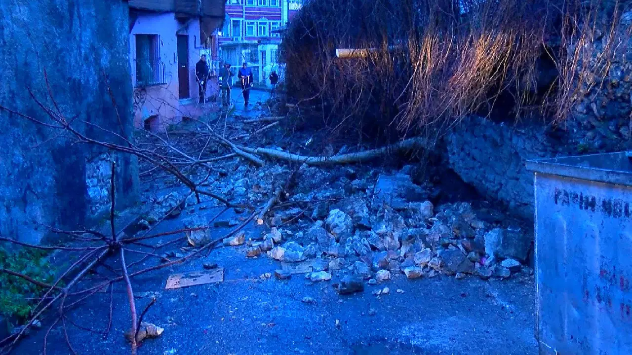 Fatih'te yağışın ardından istinat duvarı çöktü; sokak kapatıldı