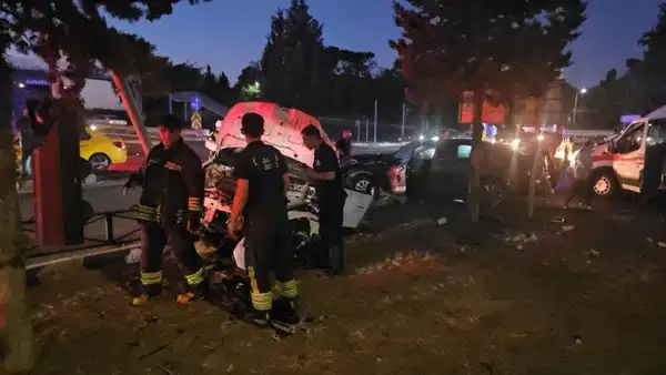 İki araç kafa kafaya çarpıştı: 3'ü çocuk, 6 yaralı