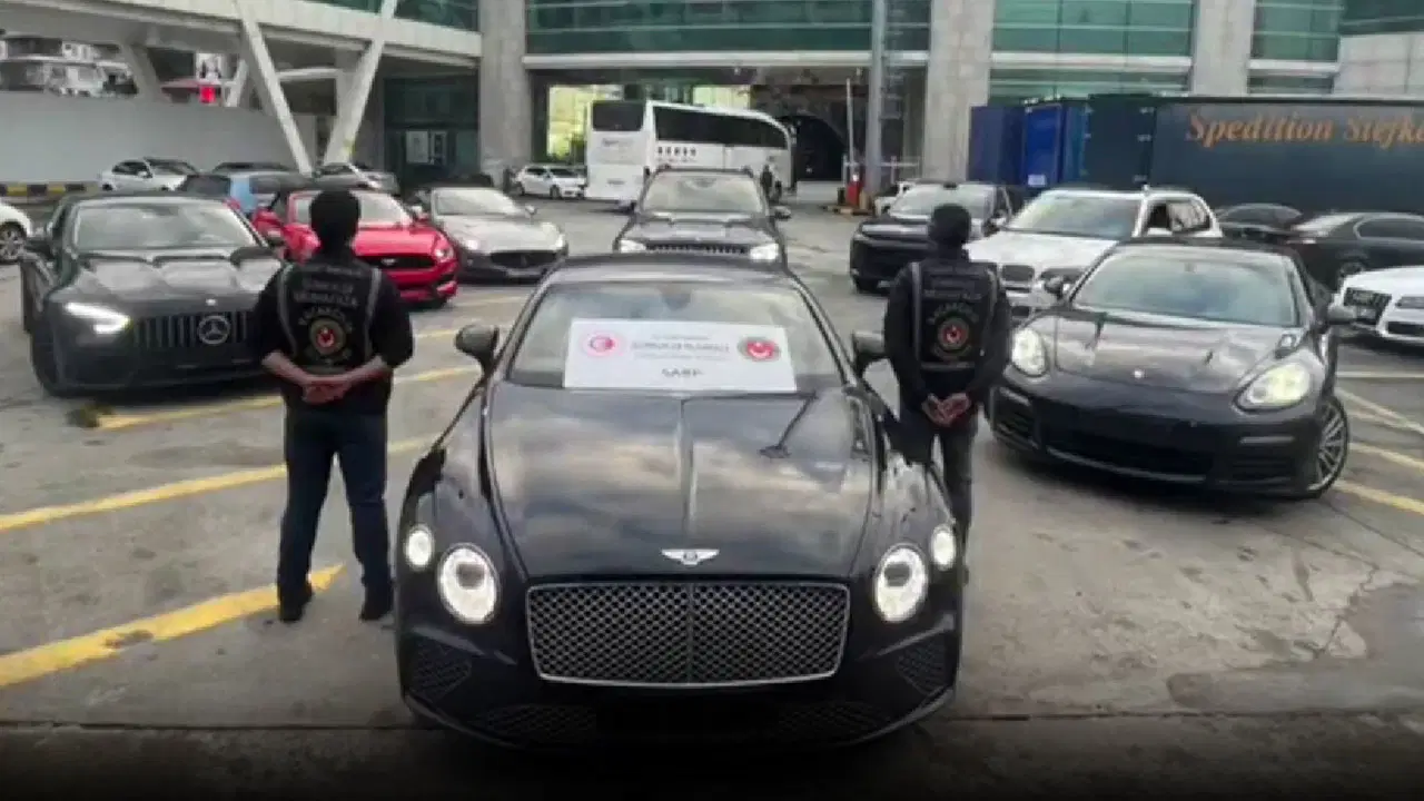 'Sahte emeklilik belgesi'yle lüks araç operasyonu: 65 araca el konuldu, 22 gözaltı!