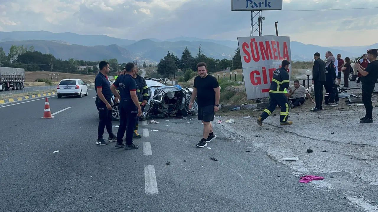 Otomobil menfeze çarptı: Aynı aileden 2 ölü, 4 yaralı