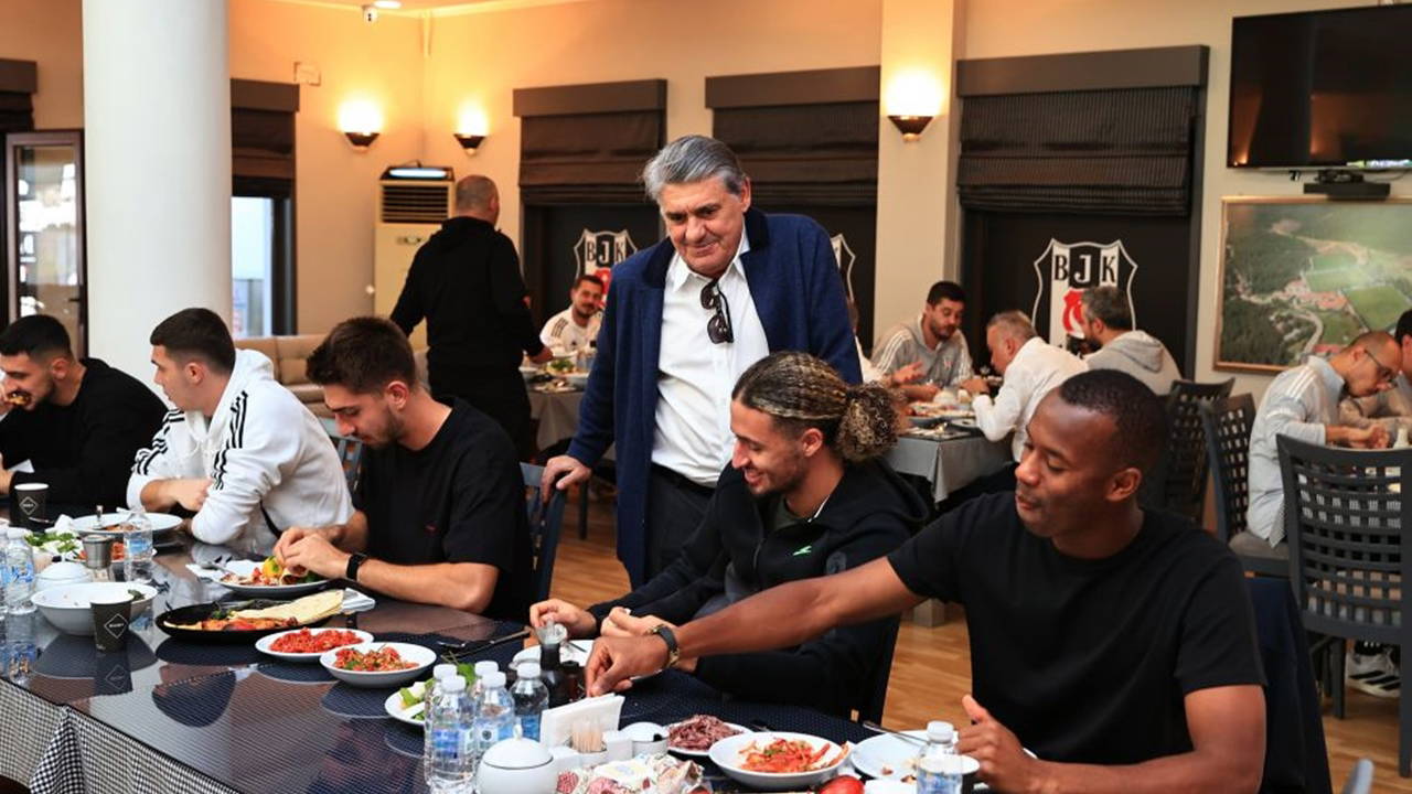 Serdal Adalı, Fenerbahçe derbisi öncesinde Beşiktaşlı futbolcularla buluştu