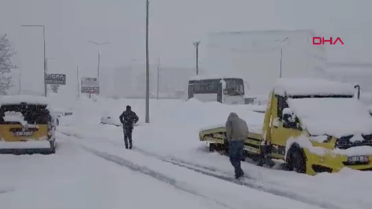 Bitlis’te 111 köy yolu kardan kapandı