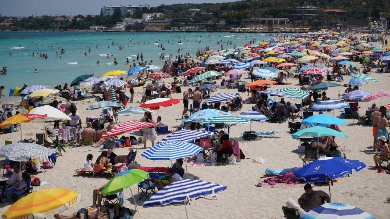 Çeşme Belediyesi plajları bir kez daha Mavi Bayrak kazandı