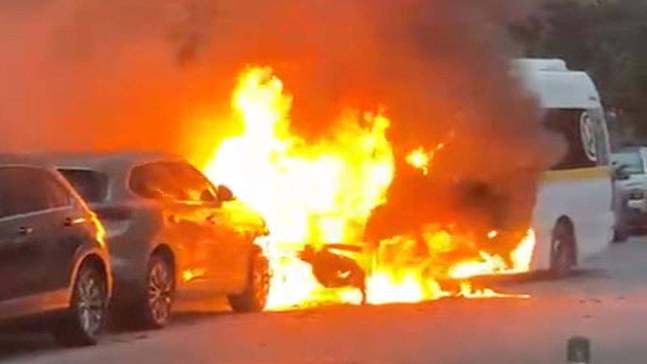 Öğrenci servisinde çıkan yangın diğer otomobile sıçradı!