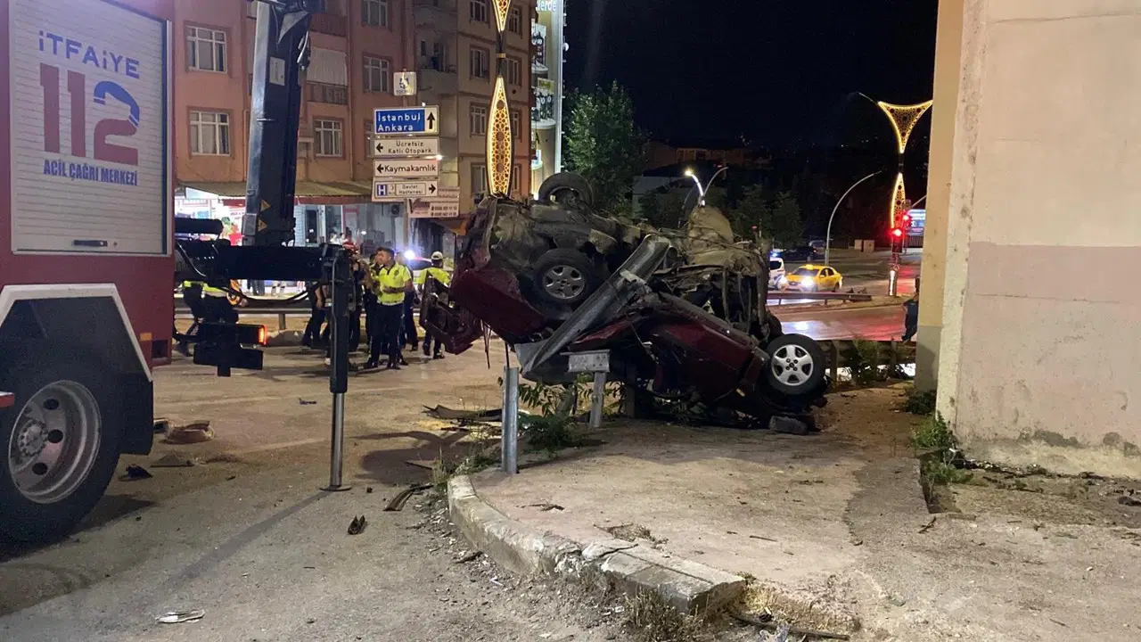 İzmit'te otomobil, bariyerlere çarparak takla attı: 2 ölü, 3 yaralı 