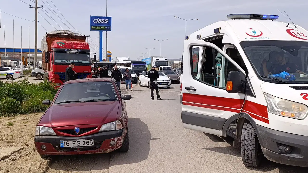 Bursa'da 4 aracın karıştığı zincirleme kaza: 1'i çocuk 5 yaralı