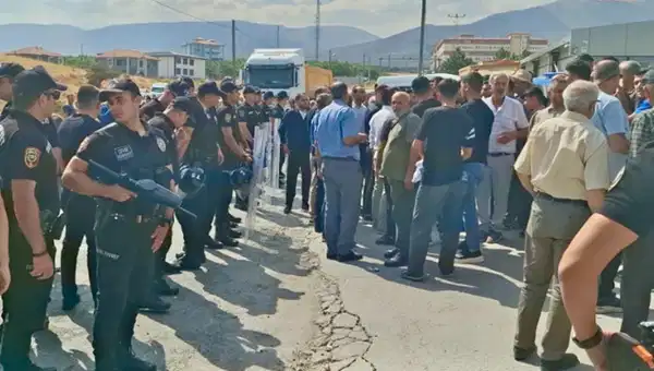 Malatya'da ölümlü kazanın ardından yurttaşlar eylem yaptı: 'Daha kaç canın gitmesi gerekiyor?'