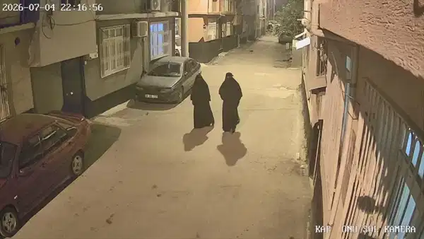 O anlar kamerada: Kara çarşaflı kişiler, maymuncukla kapısını açtıkları evden altın ve para çaldı
