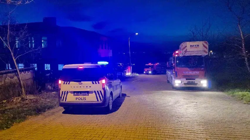 Düzce’de kuvvetli rüzgar lisenin çatısını uçurdu