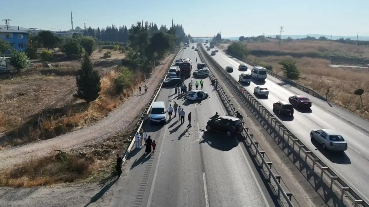 TIR'dan dökülen mazot ortalığı savaş alanına çevirdi: 10 araç birbirine girdi