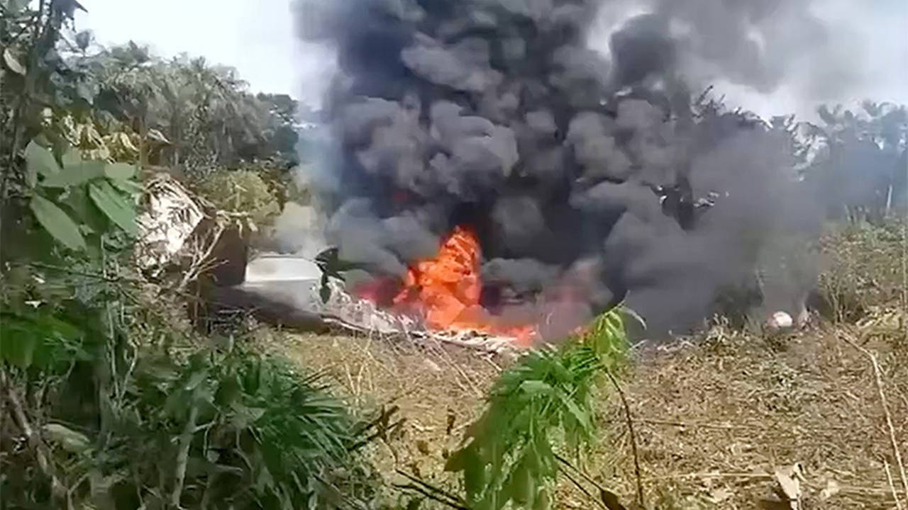 Kolombiya'da uçak düştü: İçerisinde 110 askerin olduğu açıklandı