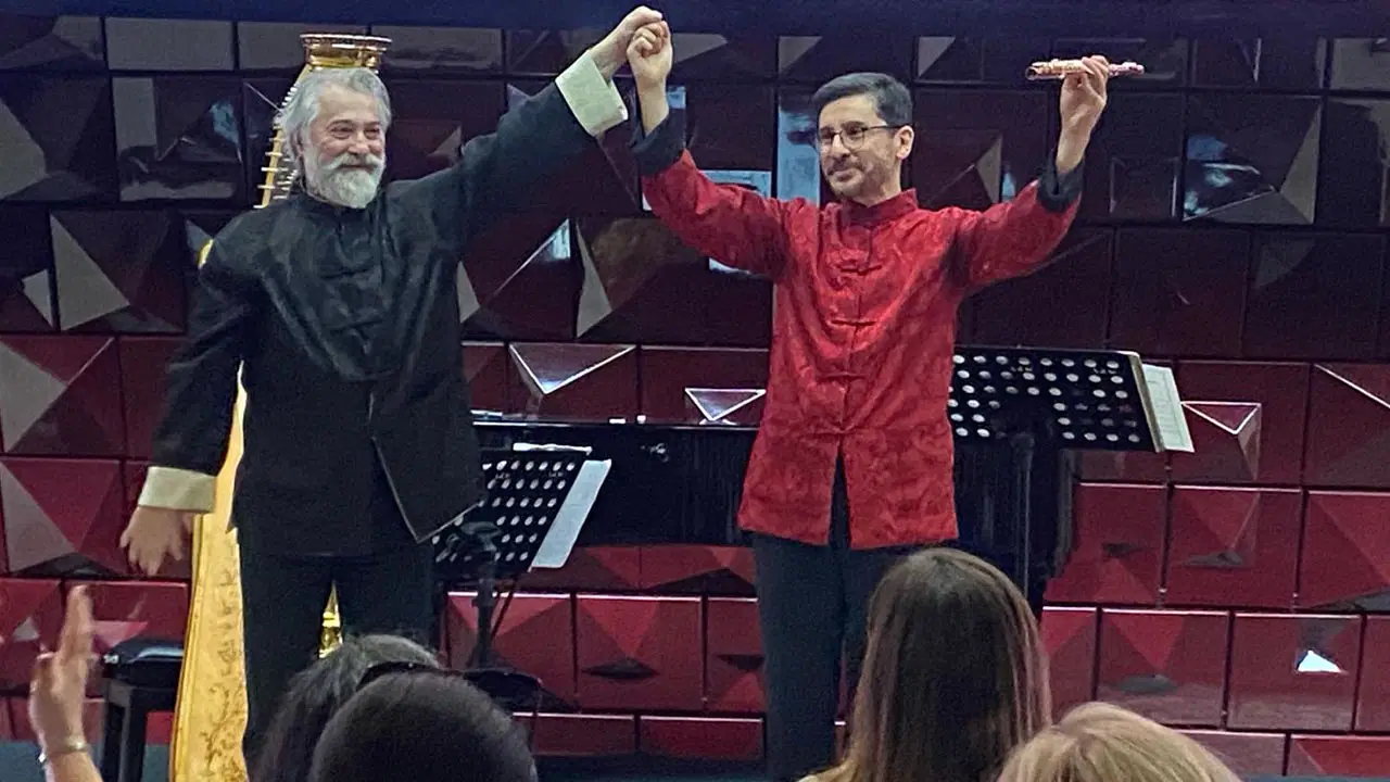 AKM Kahve konserlerinde flüt arp ikilisi