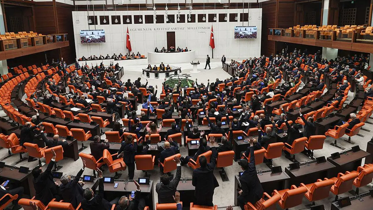 AKP'nin Meclis Çalışma Takvimi Önerisi Kabul Edildi: Meclis Kapanış Tarihi Belli Oldu