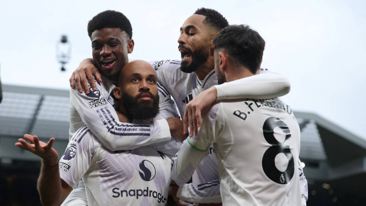 Manchester United 9 yıl sonra Liverpool'u deplasmanda devirdi!