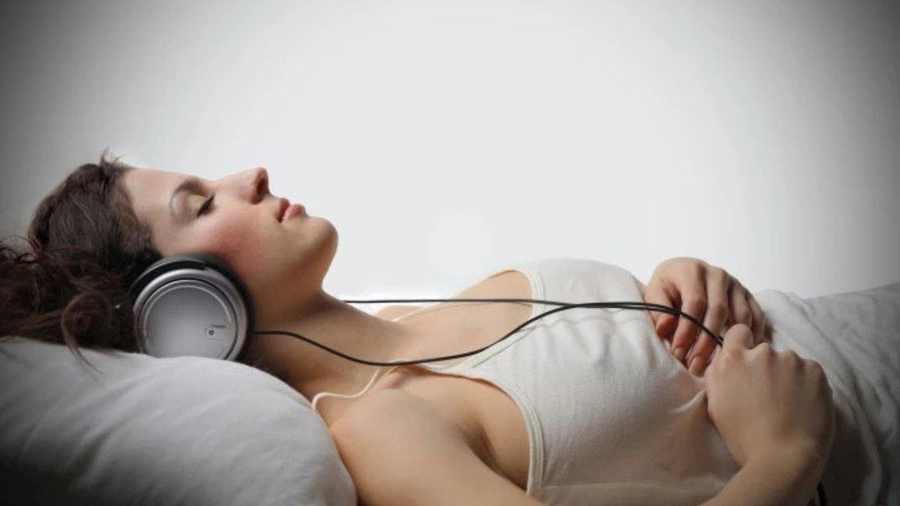 Uzmanlardan uyarı: Müzik ve podcast eşliğinde uyumak uyku kalitesini düşürüyor