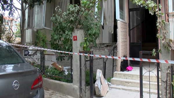 Avcılar'da tahliye edilen binanın balkonu çöktü: 1 yaralı!