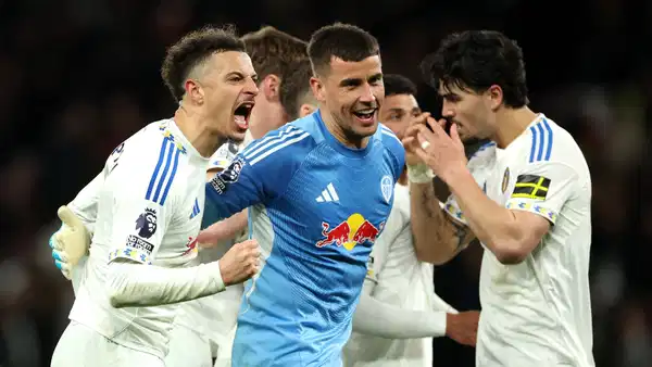 Manchester United 10 kişi kaldı: Leeds United 45 yıl sonra kazandı!