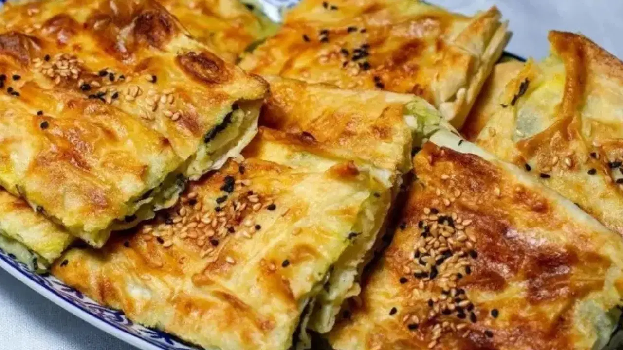 En lezzetli ve pratik yöntem: Kıtır kıtır ıspanaklı börek tarifi