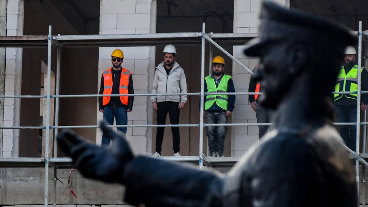 İnşaat işçileri, iskele üzerinde Atatürk'ü andı