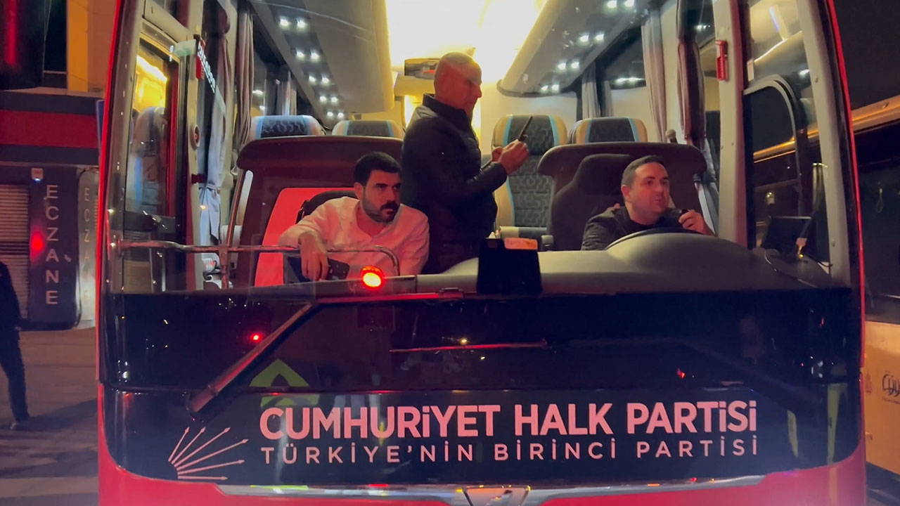 Milletvekillerinin önü kesildi: Çağlayan'da CHP'nin aracına engel