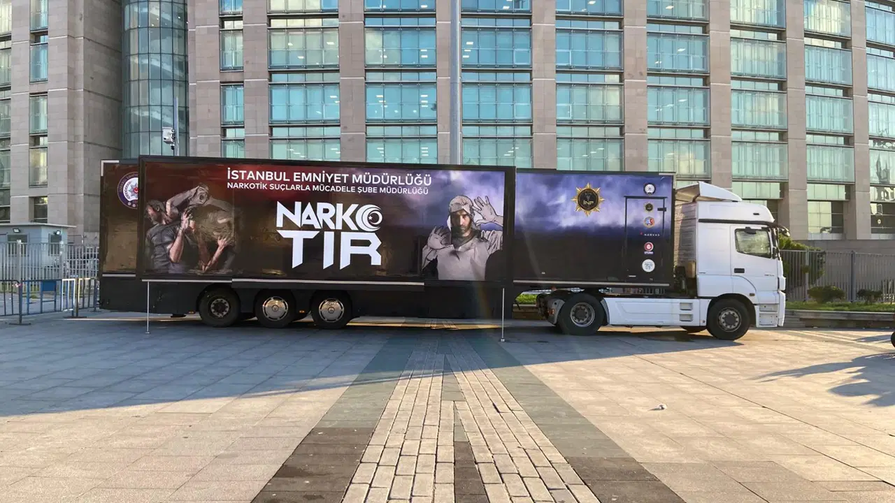Uyuşturucu soruşturması sürerken Çağlayan Adliyesi önüne 'Narko TIR' getirildi
