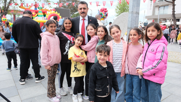 Dikili’de 23 Nisan coşkusu sokaklara taştı